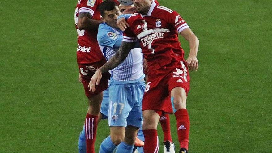 José Ángel con Yanis en el duelo de La Rosaleda.