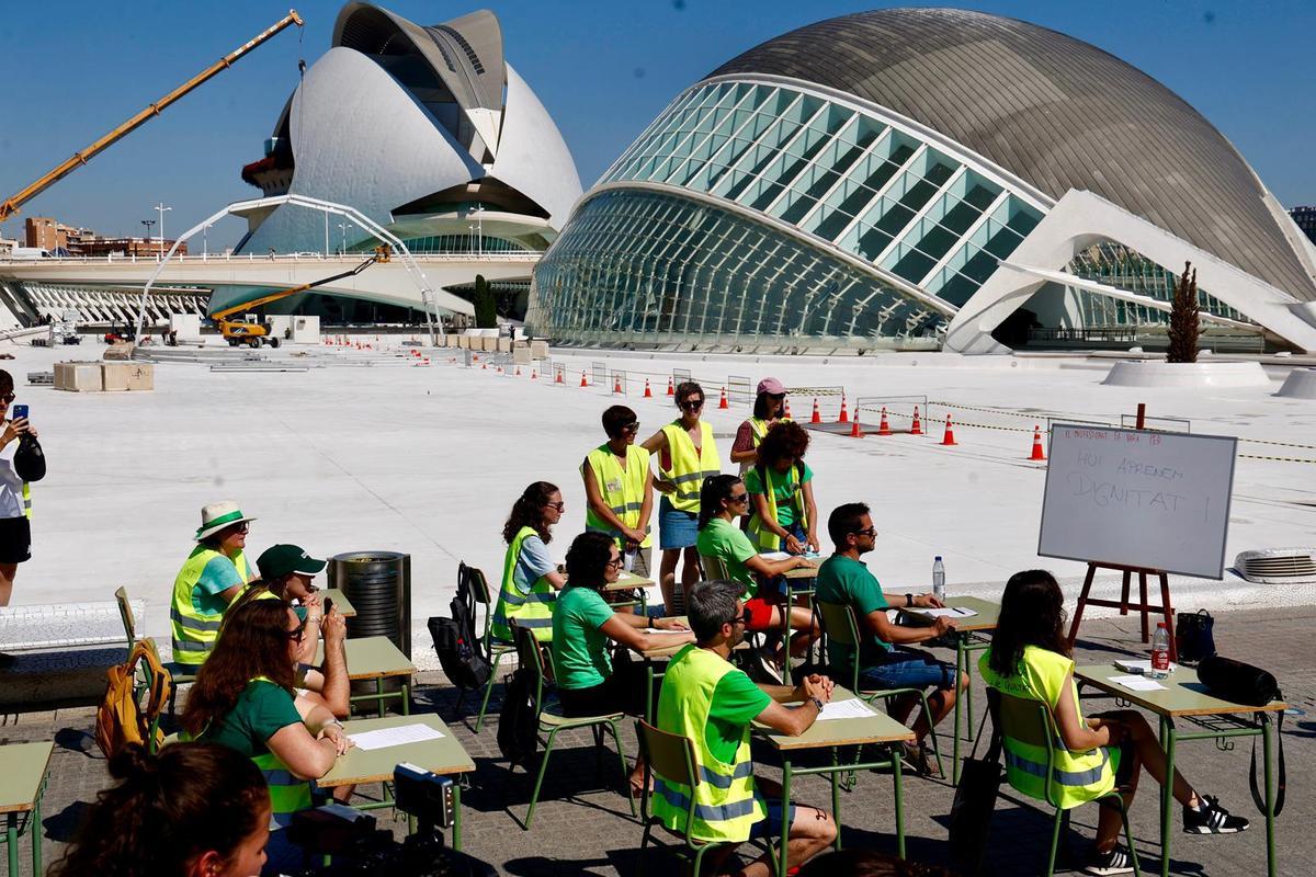 Profesores en huelga sacan las aulas a la calle en la Ciudad de las Artes y las Ciencias