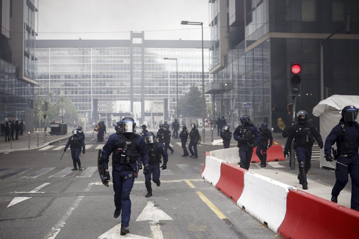 Mounia, la madre de Nahel encabeza una marcha blanca en Nanterre. La familia del joven fallecido ha convocado una marcha blanca en su memoria.