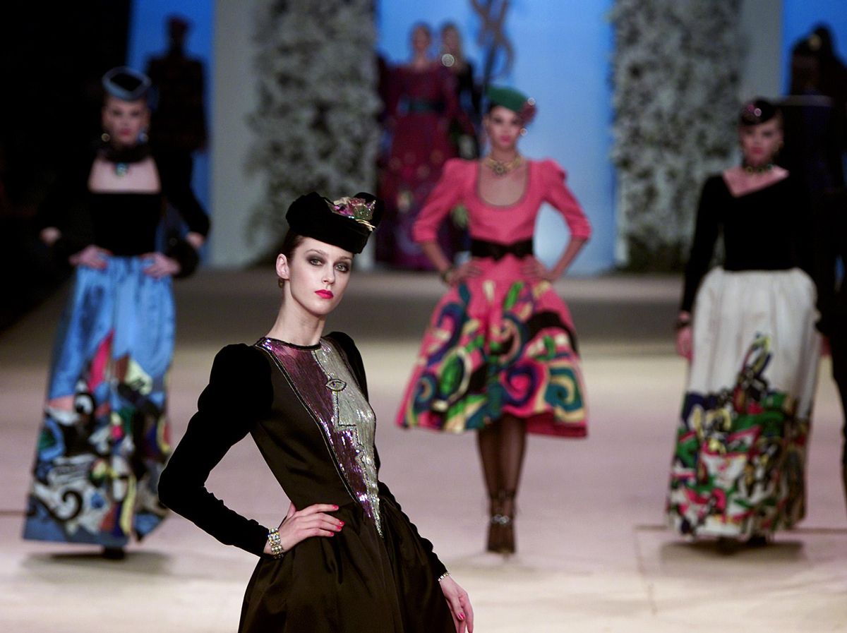 Enero 2002. Desfile retrospectivo de las creaciones de alta costura de Yves Saint Laurent en el centro Pompidou de París, con el terciopelo como protagonista.