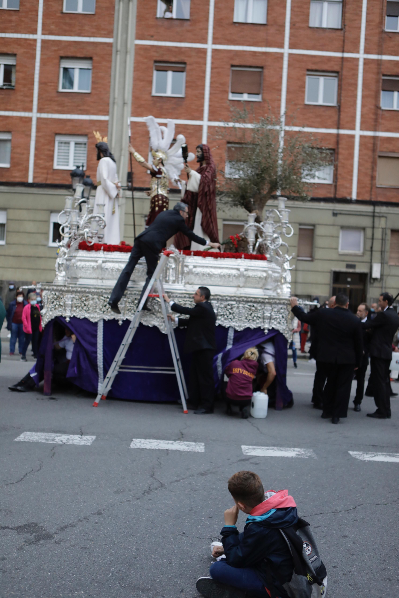 Los Estudiantes llevan al Señor de la Sentencia desde el cielo al Paraíso