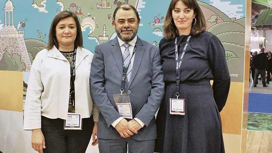 Cosme Bonet, flanqueado por la consellera de Territorio, Mercedes Garrido, y la directora insular de Turismo, Paula Ginard.