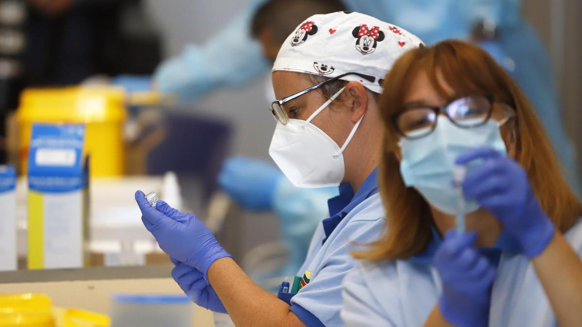 Sanitarias administrando la vacuna contra la covid.