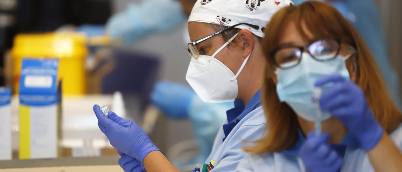 Sanitarias administrando la vacuna contra la covid.