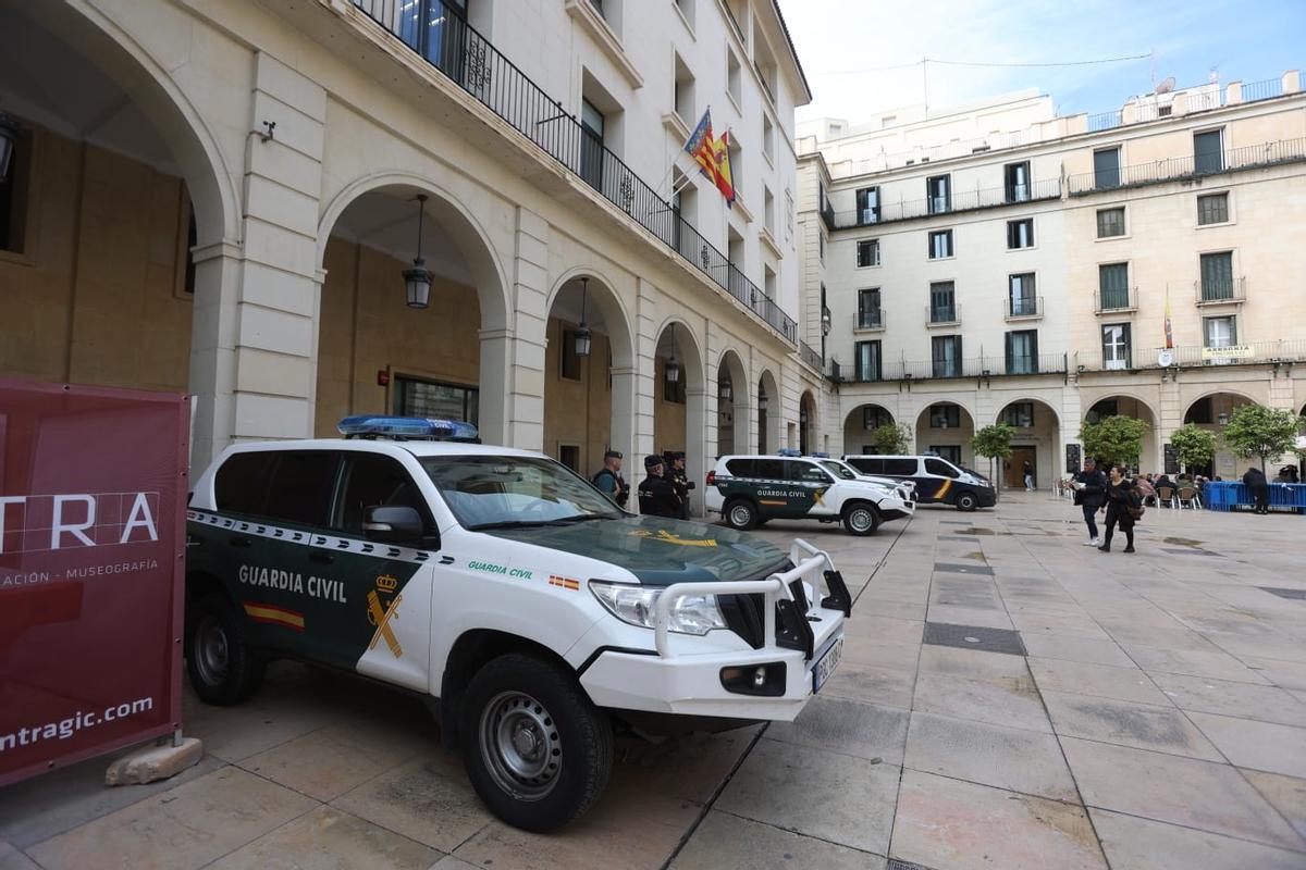 La Audiencia ha vuelto a ser tomada por la Guardia Civil y la Policía Nacional