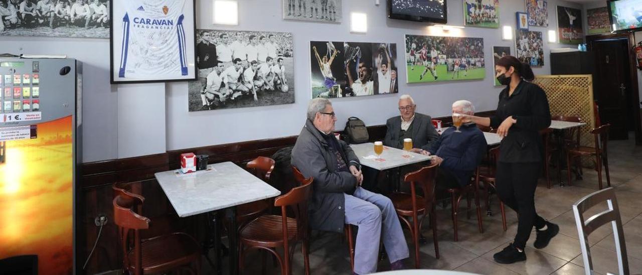 Servicio de mesas en un bar de Romareda.