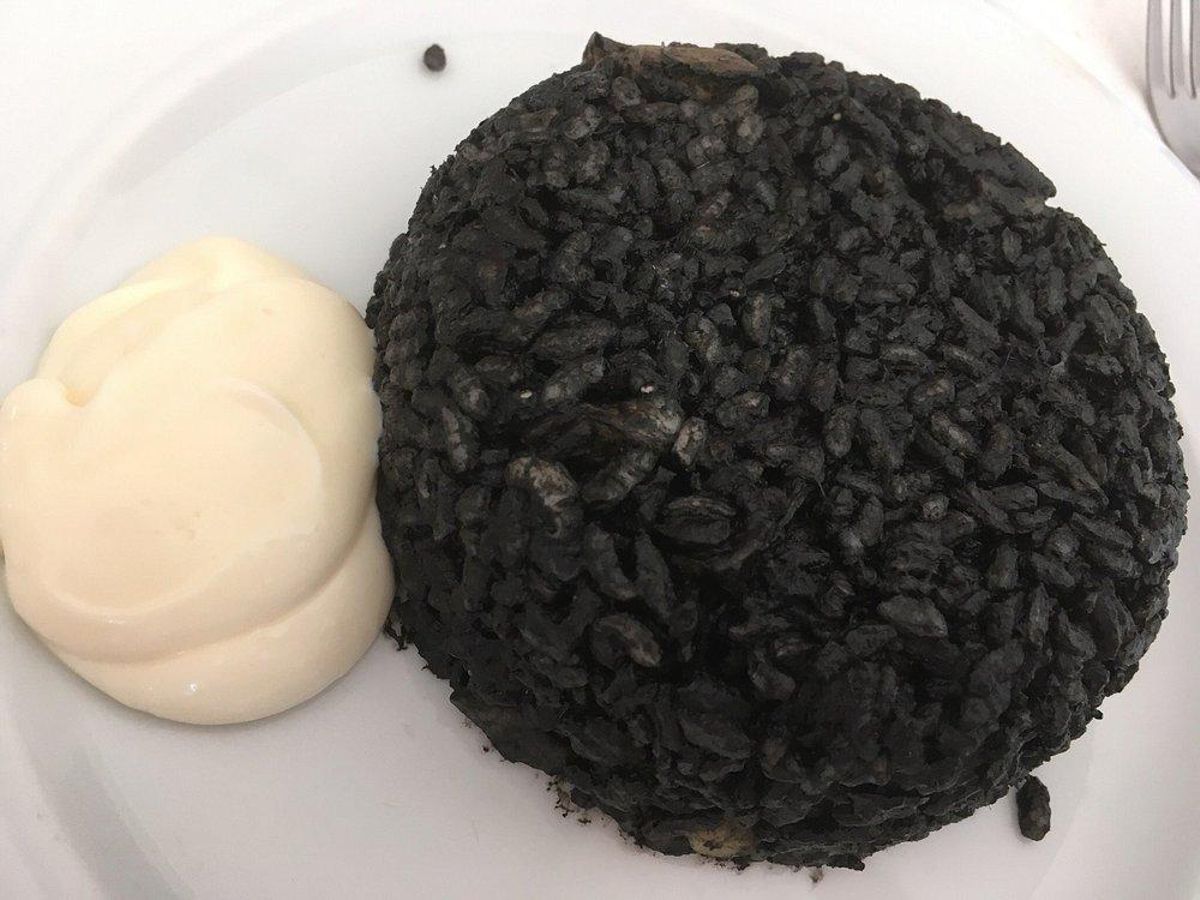 Delicioso arroz negro con alioli