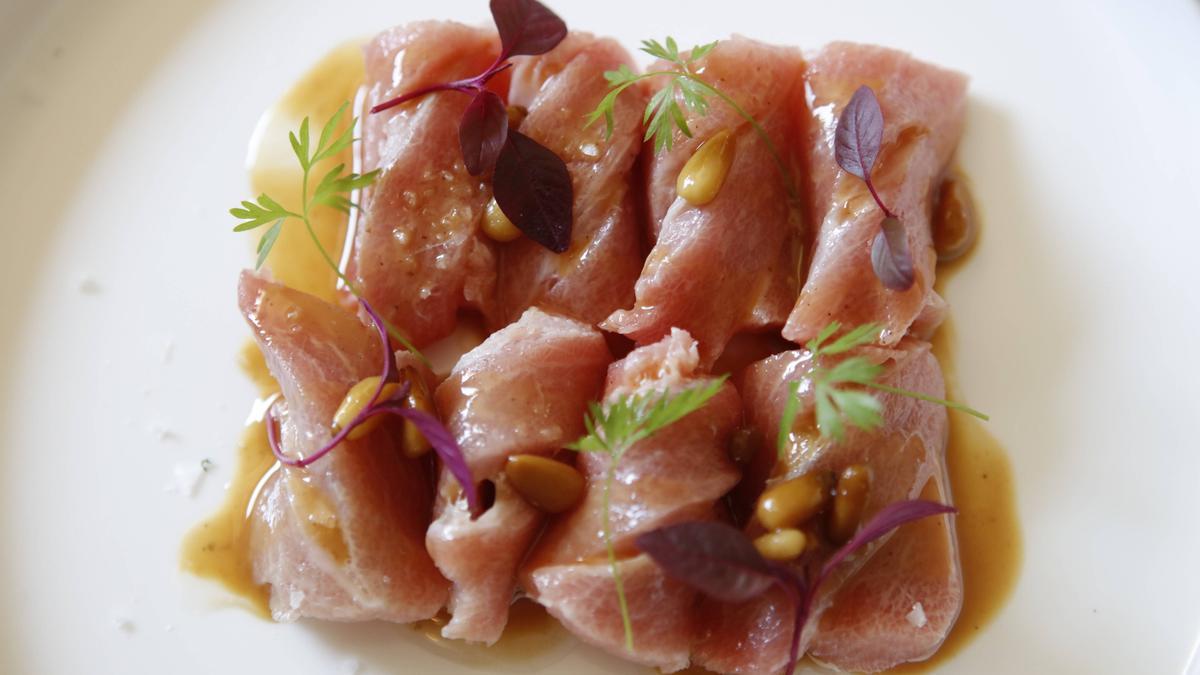 Hochwertige Küche: Bauchfleisch vom Thunfisch mit Pinienkern-Praline.