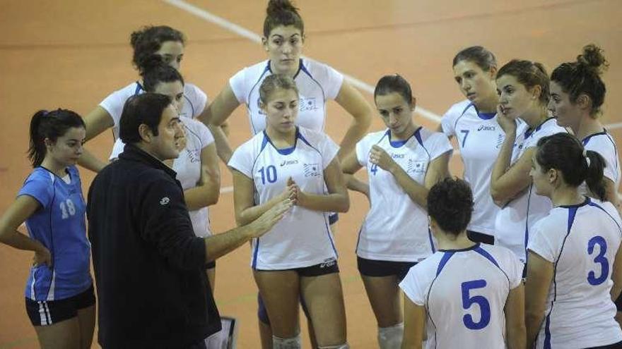 Jorge Barrero da instrucciones a sus jugadoras.