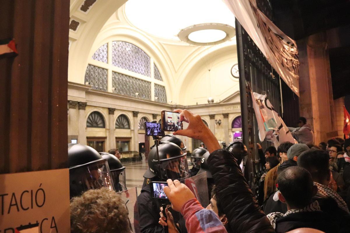Manifestantes contra los ataques de Israel en Gaza en el vestíbulo de la Estación de Francia.