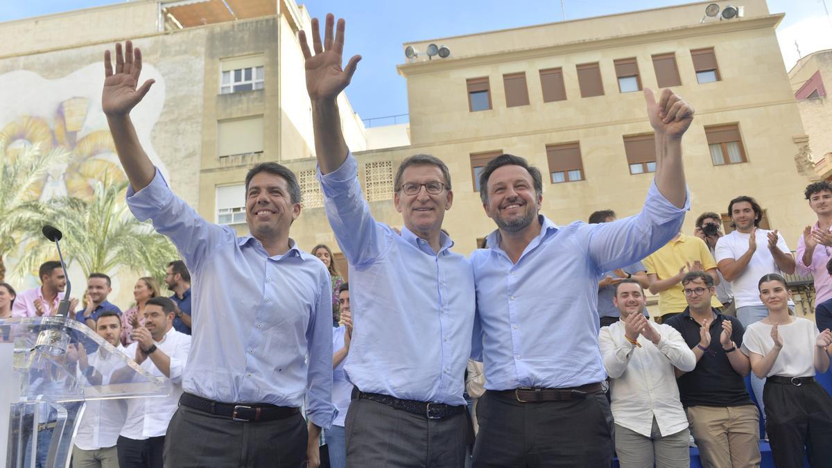 Carlos Mazón, Alberto Núñez Feijóo y Pablo Ruz, este viernes en el mitin del PP en Elche