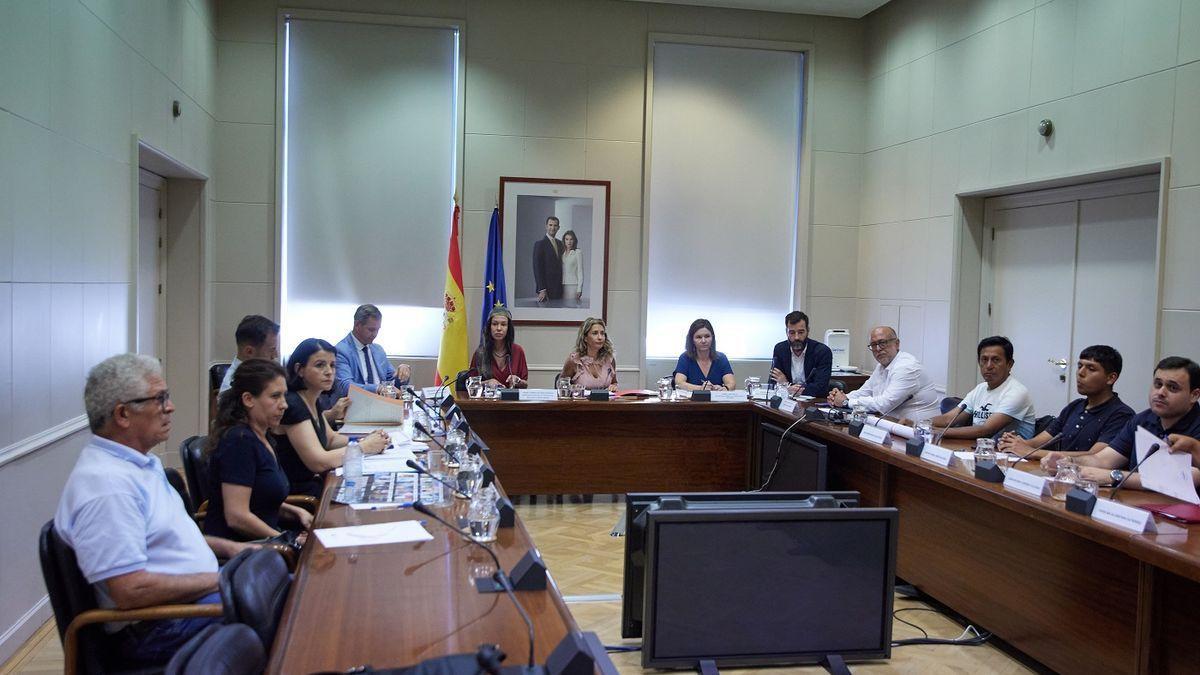 Reunión de la ministra con familiares de las víctimas del naufragio, este martes en Madrid.