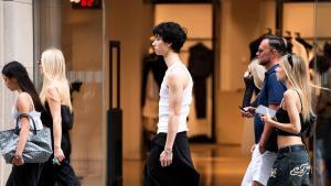 Un adolescente camina por la calle, este verano en Barcelona.