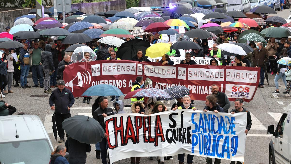Cabecera de la manifestación en defensa de la sanidad pública, ayer, durante el recorrido por la avenida de Vigo de Chapela.