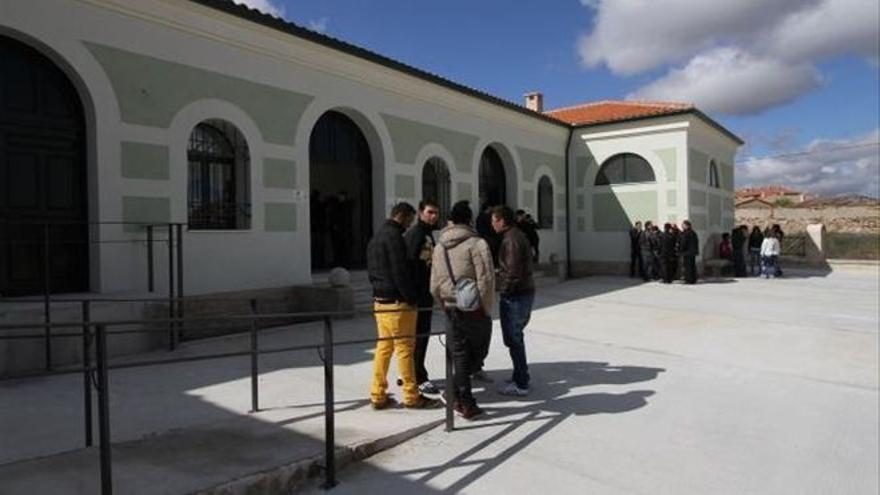 Vista exterior de las escuelas de San Frontis.