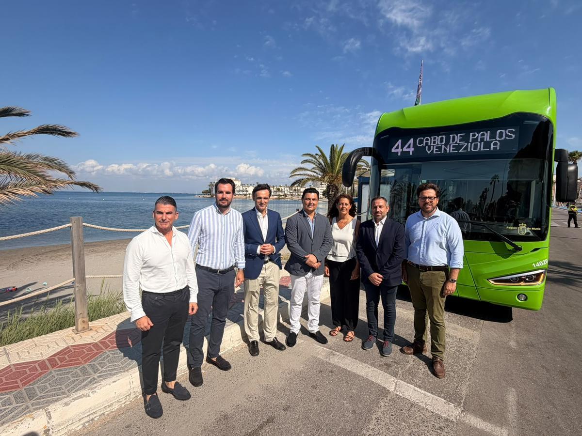 El consejero Jorge García Montoro, junto al alcalde de San Javier, José Miguel Luengo, durante la presentación del refuerzo de autobuses en La Manga.
