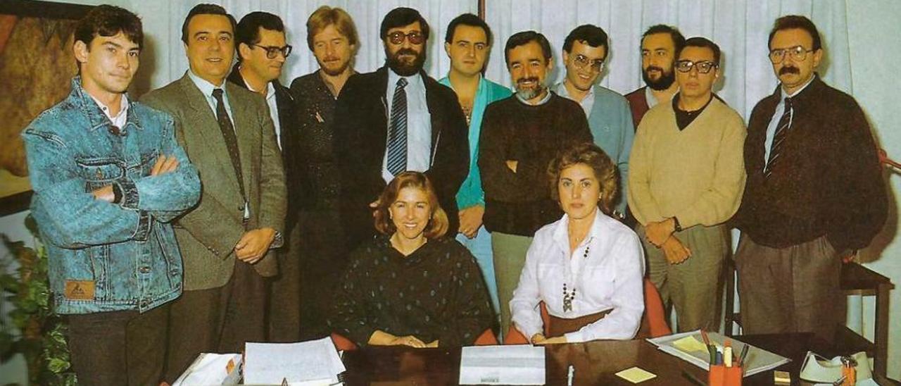 la plantilla en 1987. De pie, por la izquierda, Eduardo Menéndez, Manuel Díaz-Faes, Alfonso Argüelles, Ramón Valdor, Arturo Martín (director), Antonio Cortés, José Luis Polledo, Ramiro Lomba, Jesús G. Cueto, José María Colomina y Constantino Menéndez. Sentadas, María José Ladreda y María Teresa Noval.