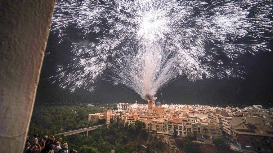 Elche se entrega a su noche más mágica en la Nit de l’Albà