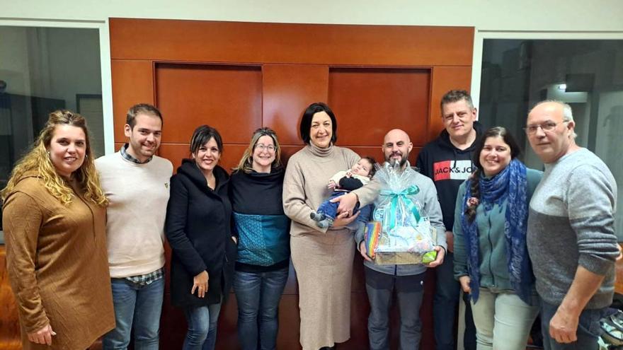 L’Ajuntament dona la benvinguda a Aleix Pujadó Cabré el primer nadó del 2023 de Vilanova del Camí