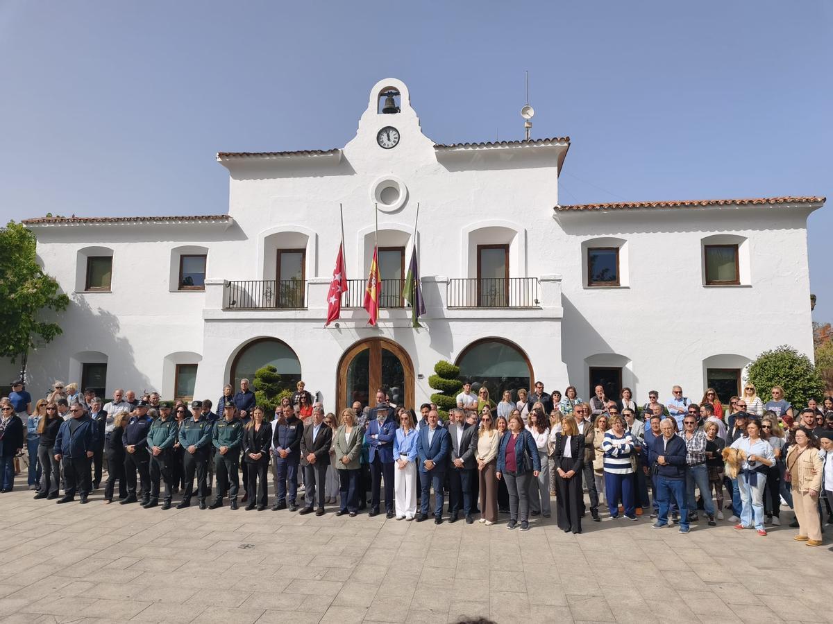 Minuto de silencio en el Ayuntamiento de Villanueva de la Cañada.
