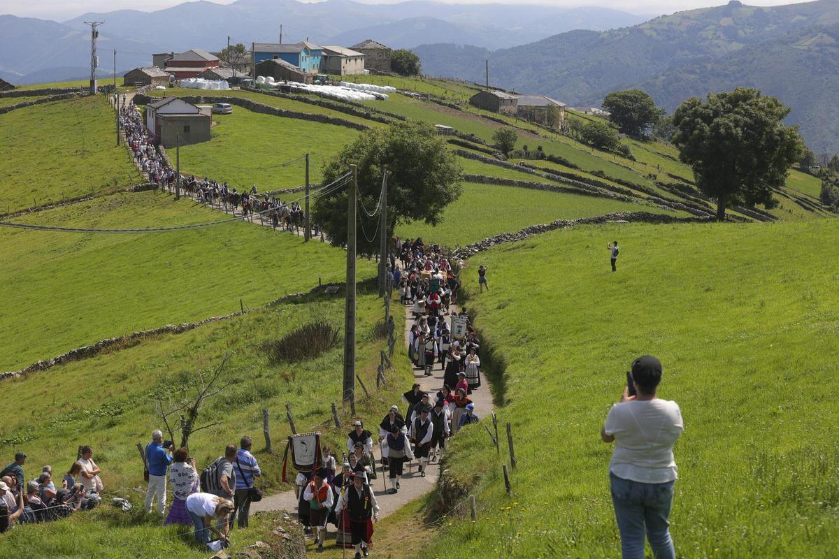 En imágenes: Así es la boda vaqueira que cada último domingo de julio llena la braña de Aristébano