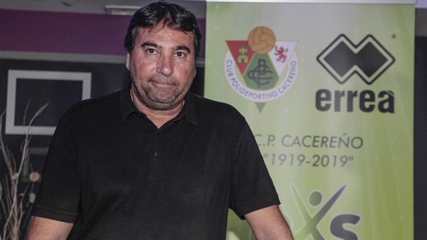 Adolfo Muñoz no seguirá como entrenador del Cacereño