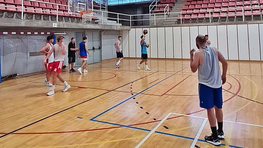 Primer entrenament de l’equip al pavelló Roser Llop | EMPORDÀ