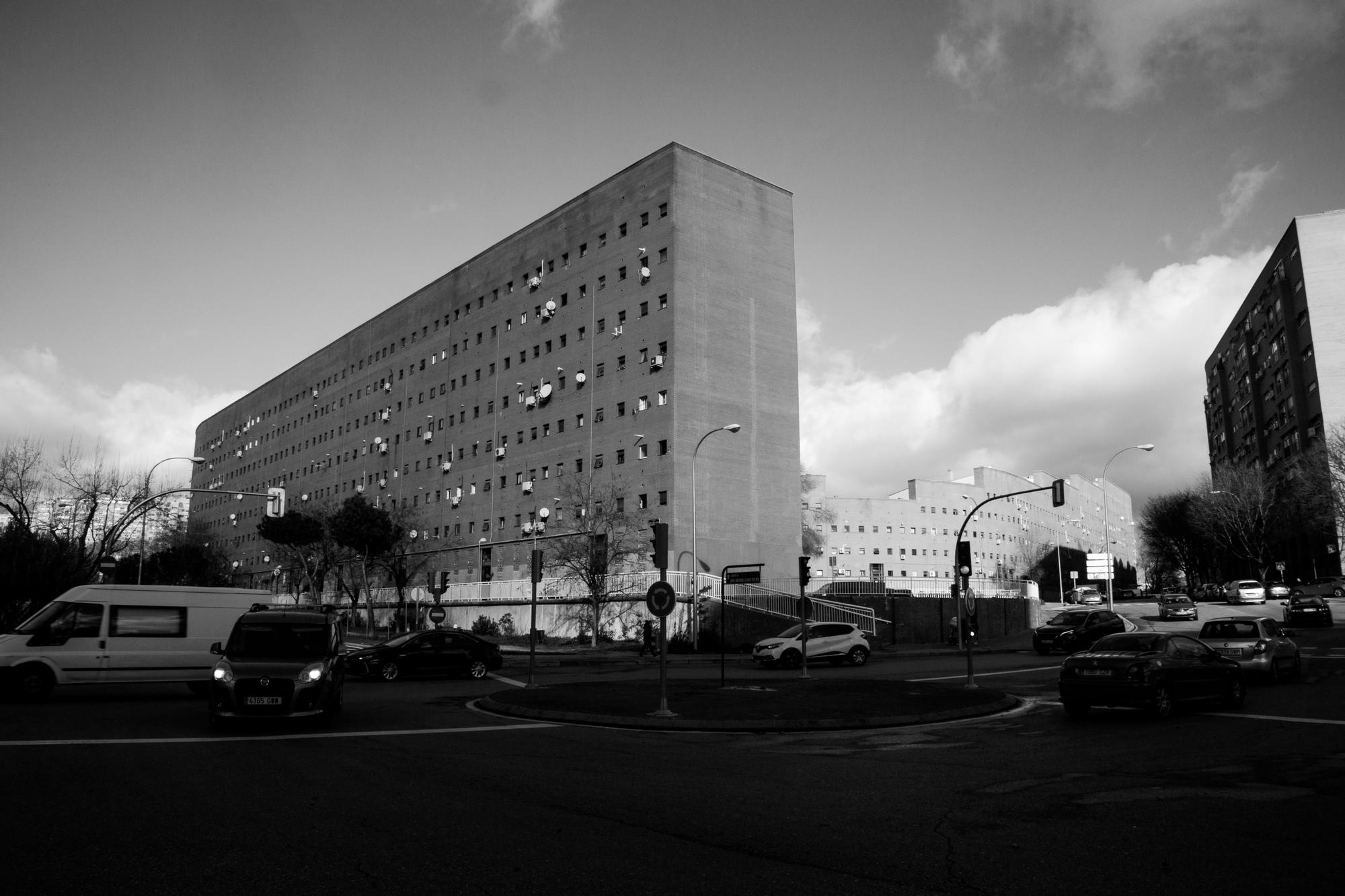 Exteriores del edificio &quot;El Ruedo&quot; en el distrito de Moratalaz, en Madrid