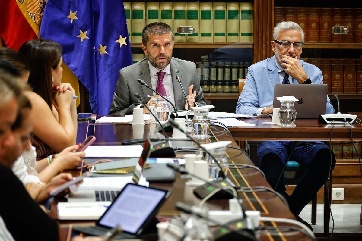 Los rectores canarios comparecen en el Parlamento regional para valorar la ley de ciencia.