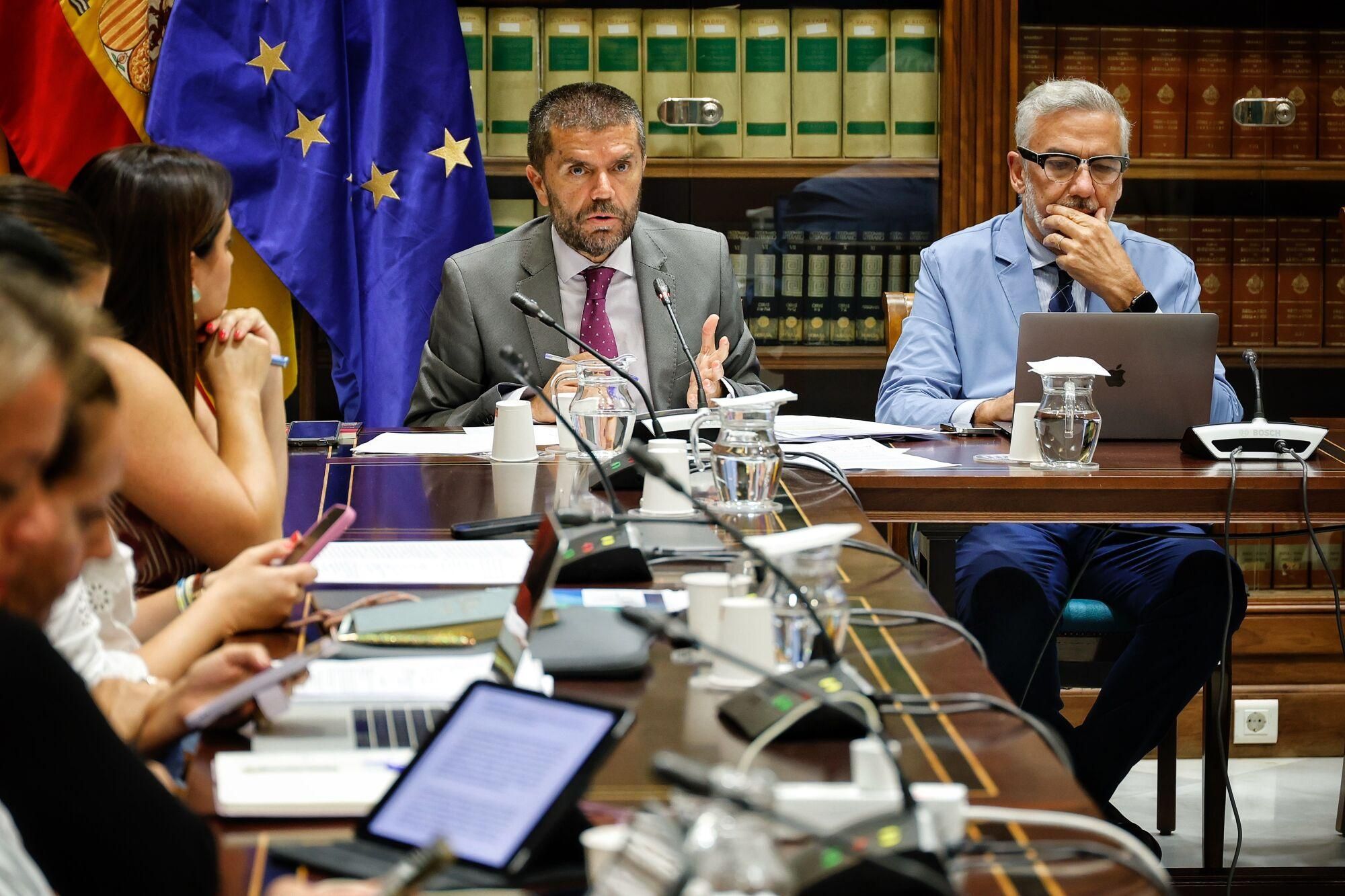 Los rectores canarios comparecen en el Parlamento regional para valorar la ley de ciencia.