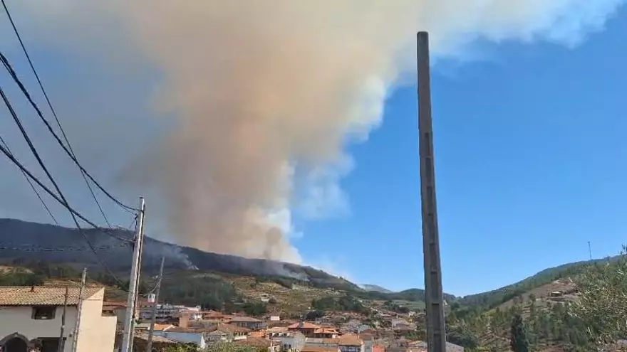Incendio en Las Hurdes: así se ve a las doce y media de la mañana del miércoles