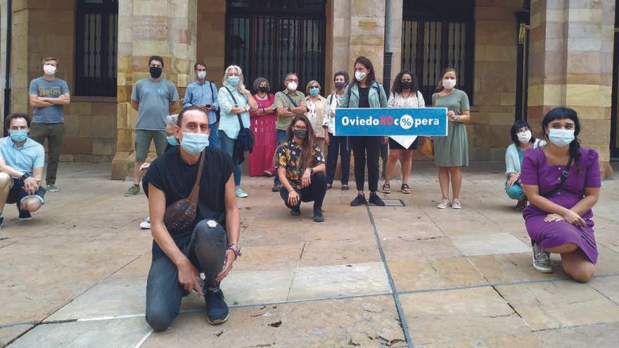 Representantes de las ONGD asturianas se concentran frente al Ayuntamiento de Oviedo.