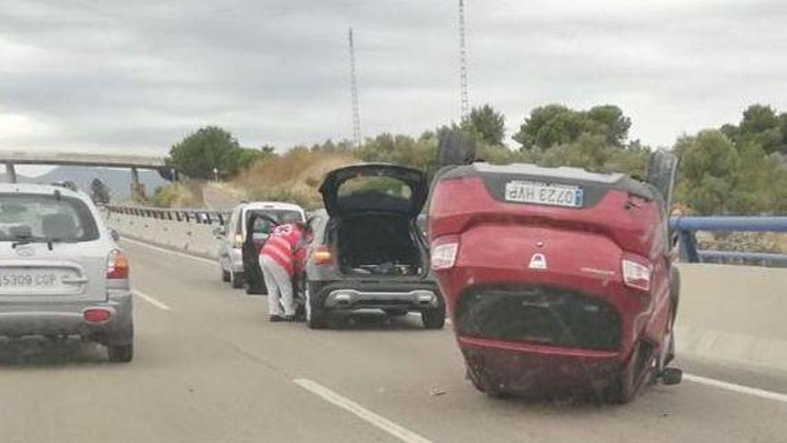 Un coche vuelca en la CV-10 en Almassora