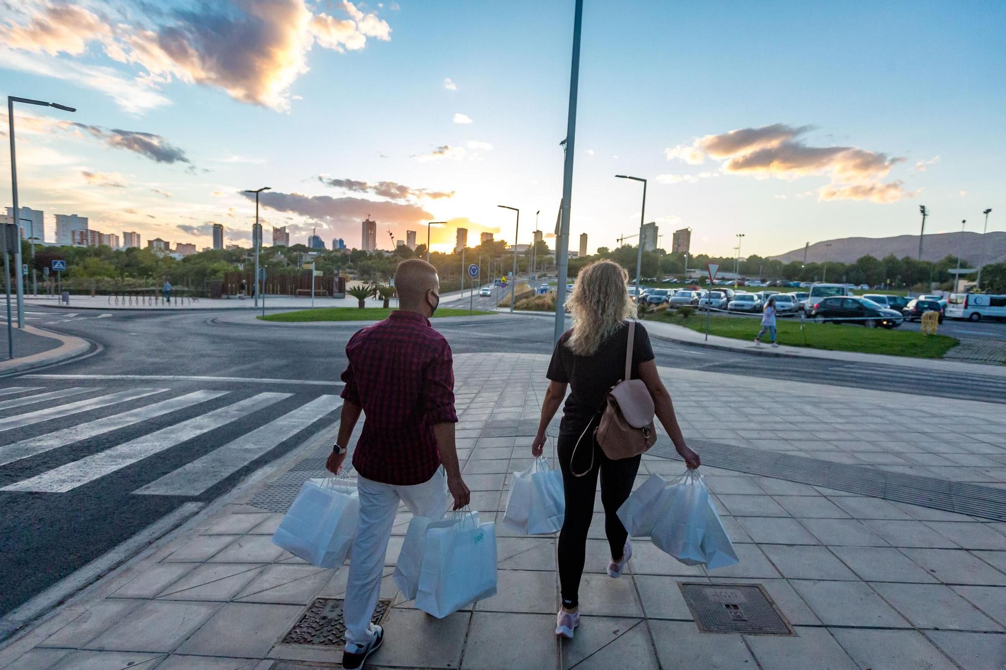 Galería: Una familia de Benidorm recorre las calles atendiendo a las personas sin techo para entregarles kits sanitarios