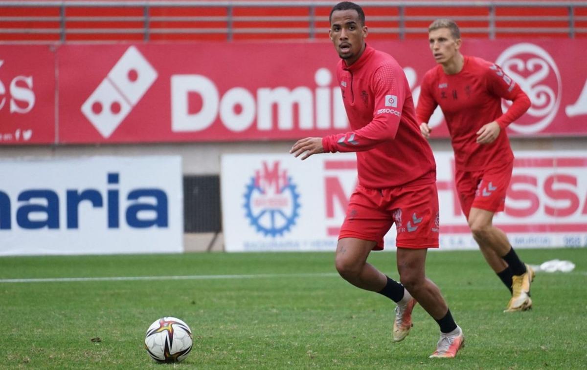 Athuman, durante un entrenamiento en Nueva Condomina de esta semana. | PRENSA REAL MURCIA CF