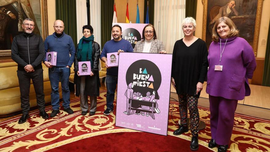 Por la izquierda, José Carlos Fernández Sarasola, Javier Bueno, Alicia Pilarte, Nacho Quesada, Natalia González, Montserrat Gómez y Teresa Álvarez, ayer, en el salón de recepciones del Ayuntamiento. | Juan Plaza