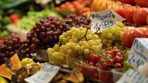 Facua recuerda que las uvas, al igual que el resto de frutas y otros alimentos básicos, tienen actualmente el IVA rebajado del 4 al 0 %.