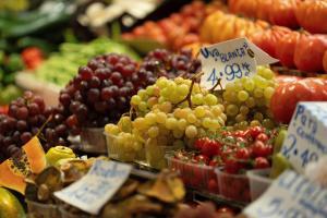 Facua recuerda que las uvas, al igual que el resto de frutas y otros alimentos básicos, tienen actualmente el IVA rebajado del 4 al 0 %.