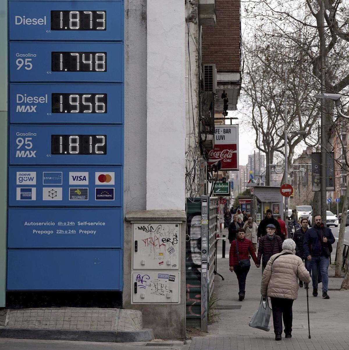 Gasolina i hipoteques més cares i menys creixement