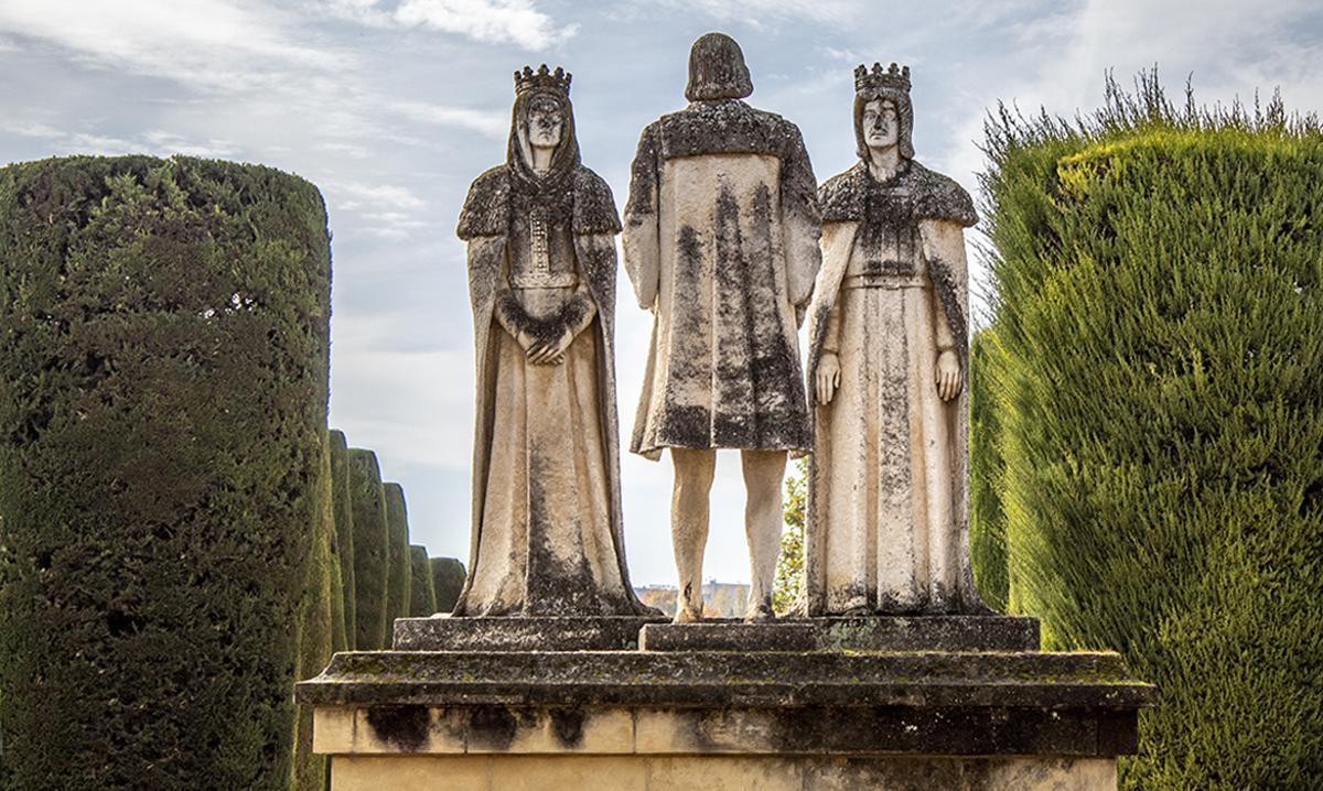 Monumento de los Reyes Católicos recibiendo a Cristóbal Colón en el Alcázar de Córdoba.