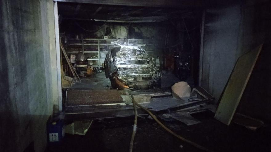 Un incendio calcina un coche en un garaje de Gijón