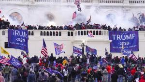 Simpatizantes de Trump, durante el asalto al Capitolio para impedir la proclamación de Joe Biden como presidente el 6 de enero de 2021.