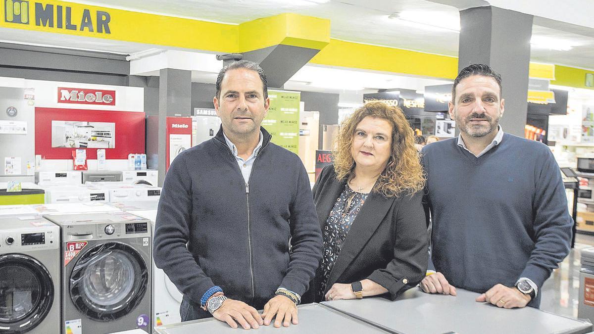 Carlos, Mari Cruz y Héctor Muñoz, en su local.