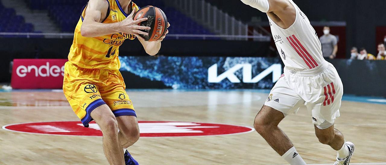 John Shurna busca el aro del Real Madrid presionado por Alberto Albalde, durante el choque del pasado domingo. | | ACB PHOTO/V. CARRETERO