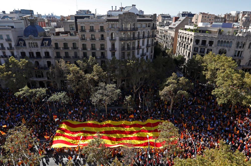 Milers de persones es manifesten a favor de la unitat d'Espanya a Barcelona