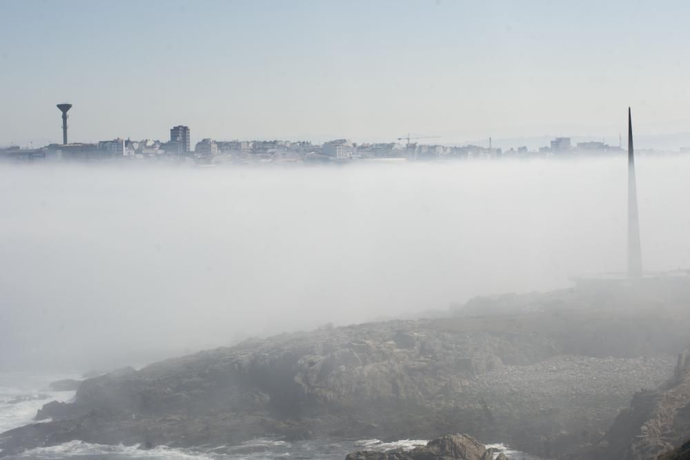 Un manto de niebla se posa sobre la ciudad y deja espectaculares imágenes.