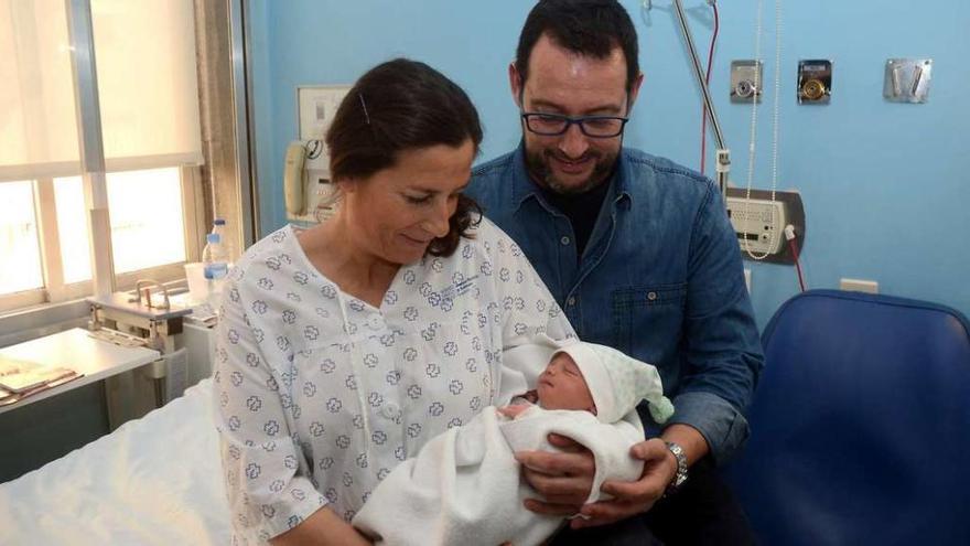 Carmen, primera bebé del año en Pontevedra, junto a sus padres, Marta Nesta y José Ramón Esturao, ayer en el Hospital Provincial. // R. V.