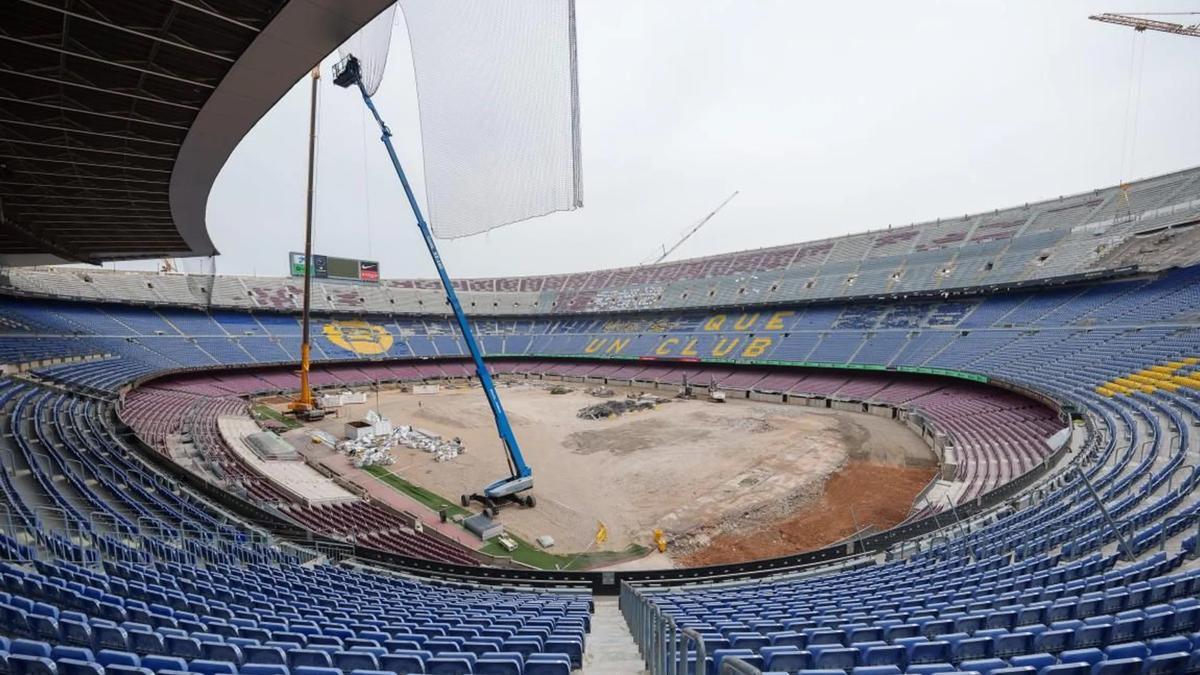 Un par de grúas, en el interior del Camp Nou. Un par de grúas, en el interior del Camp Nou.