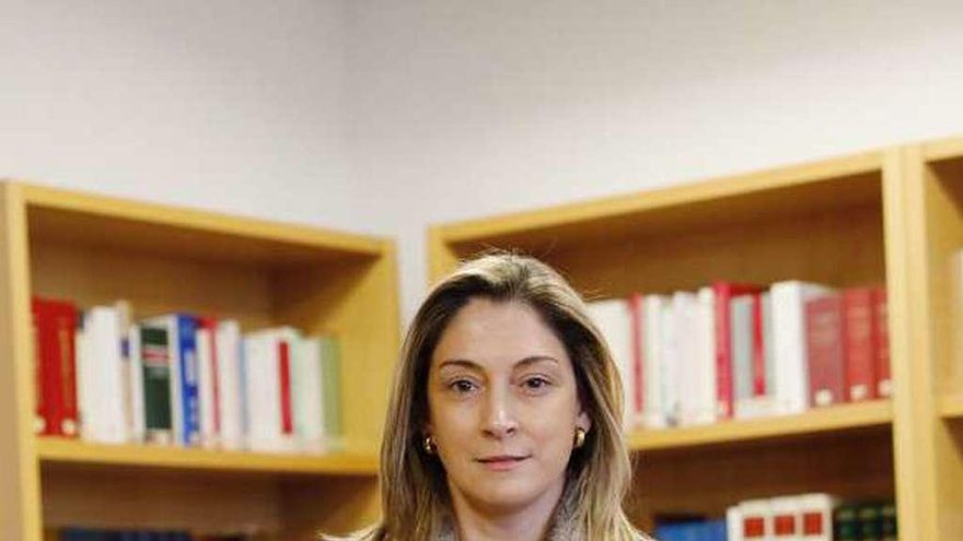 Los jueces avilesinos eligen a la salense Elena Fernández González como nueva decana