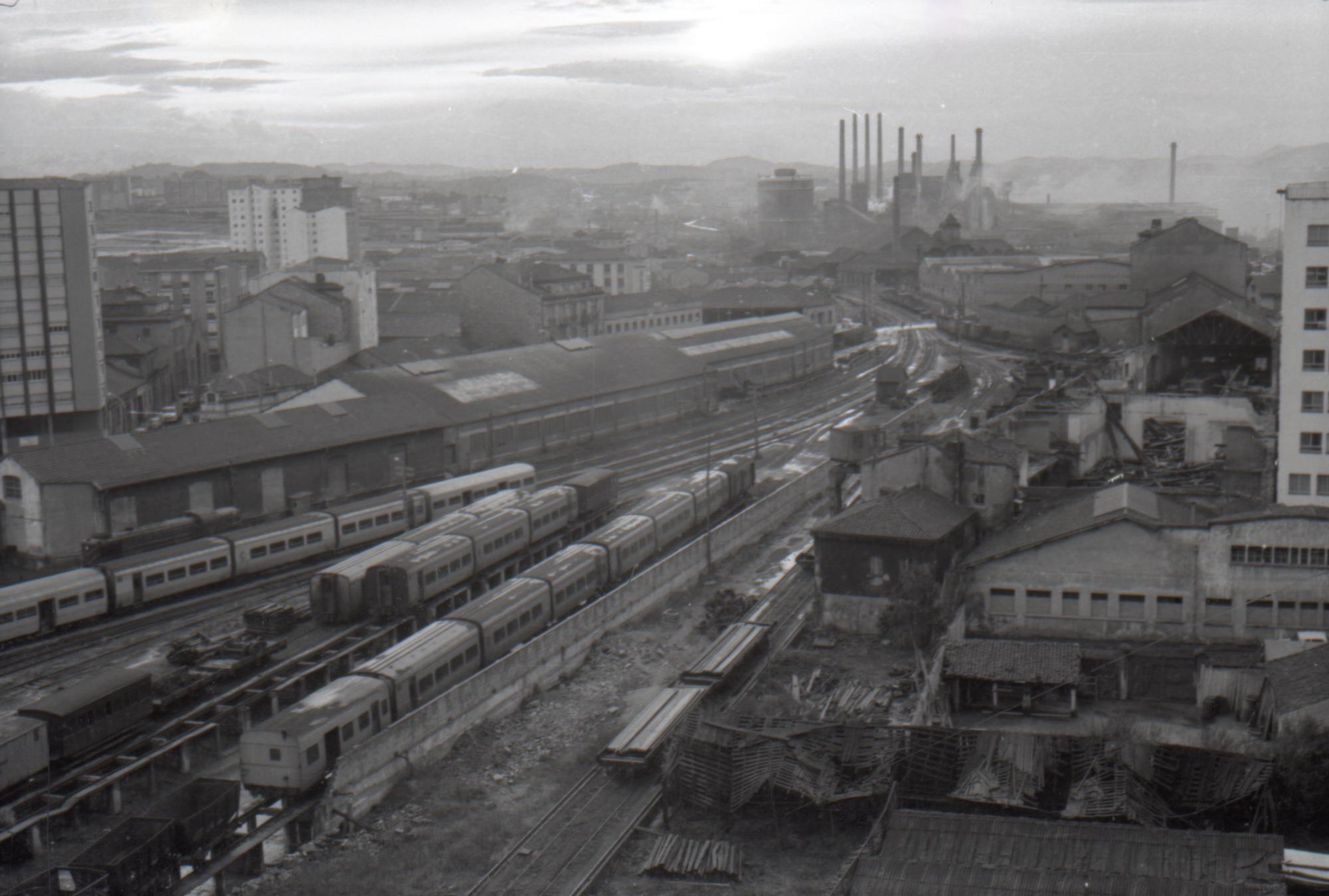 MARZO. Estación de Langreo y Fábrica de Moreda en 1973